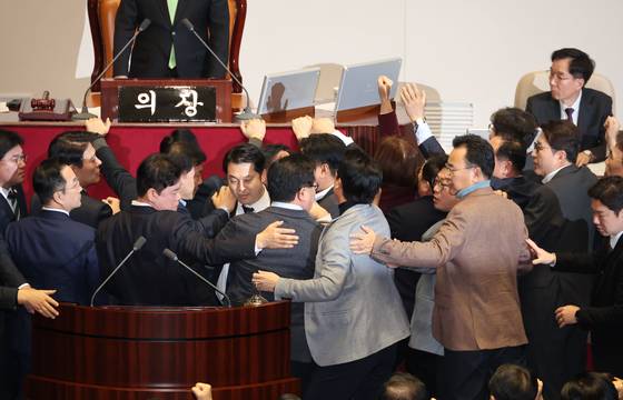 지난해 12월 27일 오후 서울 여의도 국회에서 열린 제420회국회(임시회) 제2차 본회의에서 국무총리(한덕수) 탄핵소추안 의결정족수 관련해 국민의힘 의원들과 더불어민주당 의원들이 몸싸움을 벌이고 있다. 뉴시스