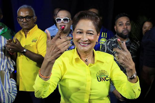 캄라 퍼사드비세사 전 트리니다드토바고 총리가 지난 28일(현지시간) 총선에서 승리한 후 포트오브스페인에서 지지자들과 함께 축하하고 있다. 로이터연합뉴스