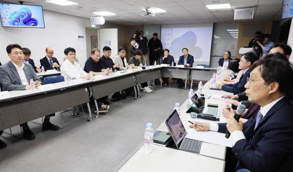 30일 서울 종로구 서울대학교 치과병원에서 교육부-의대학장단 간담회가 열려 이종태 한국의과대학·의학전문대학원협회 이사장이 발언하고 있다. 연합뉴스