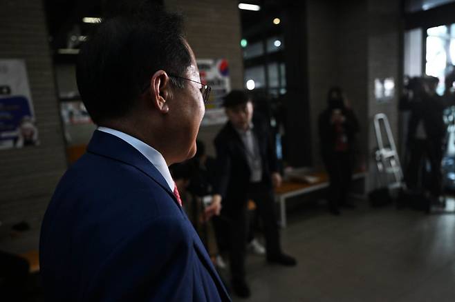 29일 서울 여의도 국민의힘 당사에서 열린 제21대 대통령 후보자 국민의힘 3차 경선 진출자 발표 행사에서 경선에 탈락 후 정계은퇴 의사를 밝힌 홍준표 후보가 당사에서 나가고 있다. 연합뉴스