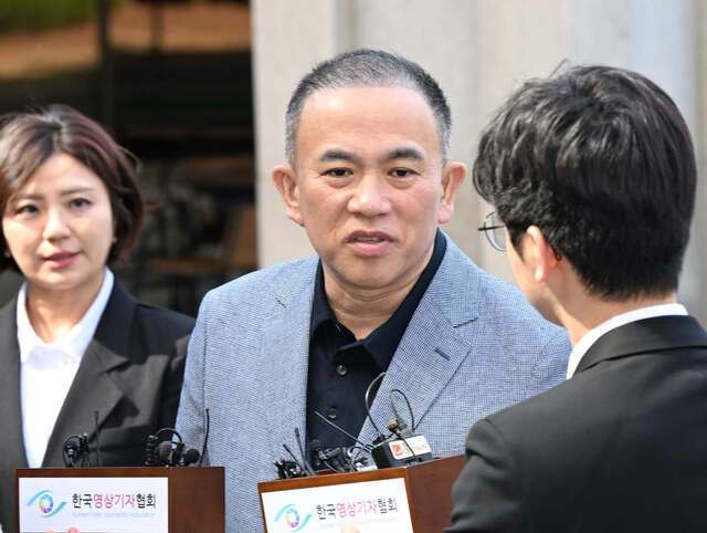 ‘정치 브로커’ 명태균(가운데)씨가 29일 서울 서초구 서울고등검찰청 앞에서 윤석열 전 대통령 부부의 공천개입 의혹 등에 대한 검찰 조사를 받기 전 기자들 질문에 답하고 있다. 권현구 기자