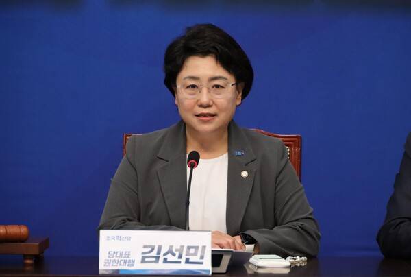 ▲김선민 조국혁신당 대표 권한대행이 지난 28일 최고위원회의에서 이재명 더불어민주당 대선후보만 원한다면 당선을 위해 온힘을 다하겠다고 선언하고 있다. 사진=조국혁신당