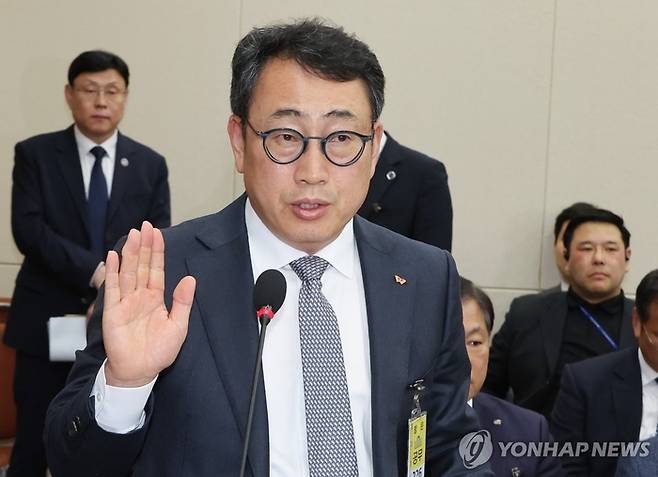 유영상 SK텔레콤 대표이사가 30일 서울 여의도 국회 과학기술정보방송통신위원회의에서 열린 방송통신 분야 청문회에서 증인선서를 하고 있다. 연합뉴스