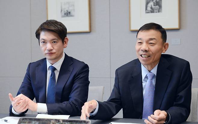 지난 28일 서울 종로구 공평동 법무법인 태평양 사옥에서 매일경제신문과 인터뷰하고 있는 태평양 조세그룹 유철형, 이동훈 변호사(오른쪽부터).