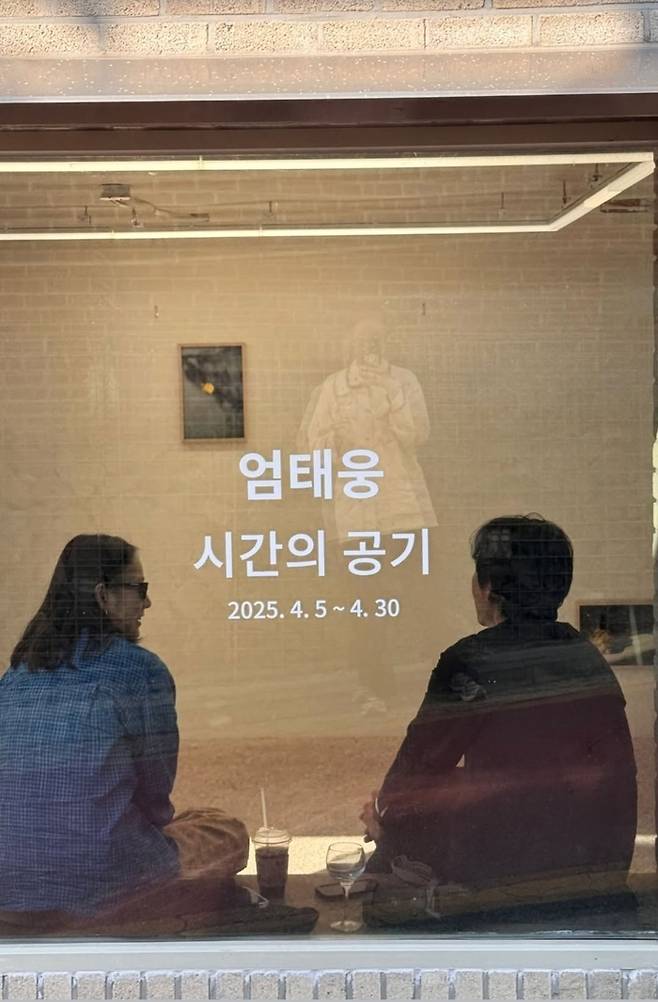 이효리는 전시 공간과 작가 엄태웅의 모습을 렌즈에 담았다.사진=이효리 sns