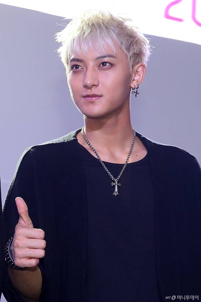 16일 오후 서울 서초구 양재 at센터에서 열린 '패션코드 2014(Fashion Kode 2014)'에 참석해 포즈를 취하고 있다. 올해 두 번째를 맞는 패션코드 2014는 '문화를 입은 패션'이라는 콘셉트 아래 국내 패션 디자이너 브랜드의 해외진출 지원을 위한 수주/전시회와 문화행사를 결합한 새로운 개념의 패션문화 축제로 오는 18일까지 계속된다. /사진=최부석 기자 my2eye@