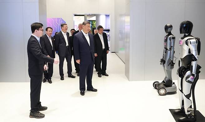 29일 상하이 모속공간에서 휴머노이드로봇 시연을 참관한 시진핑 중국 국가주석./신화=뉴시스