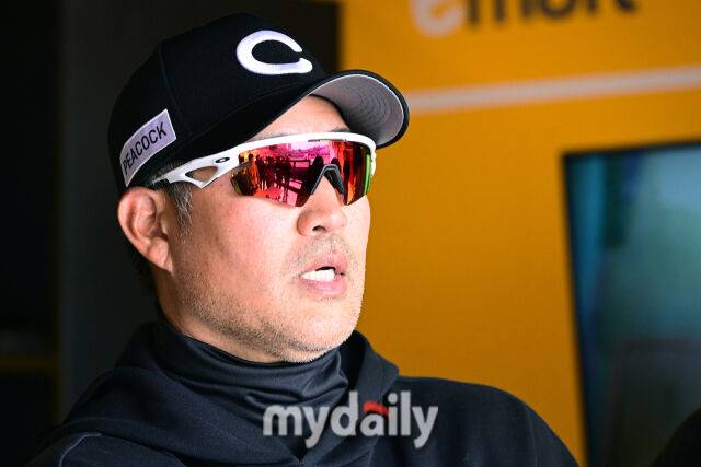 SSG 이숭용 감독이 23일 인천 SSG랜더스필드에서 진행되는 ‘2025 신한 SOL BANK KBO리그’ 두산-SSG의 경기 전 취재진들의 질문에 답하고 있다./마이데일리