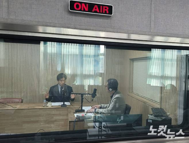 김영배 충북연구원장(왼쪽)과 김종현 앵커. 충북CBS