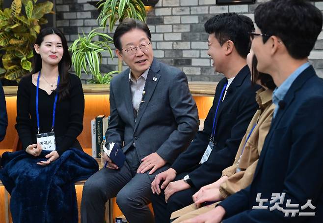 더불어민주당 이재명 대선 후보가 30일 오후 서울 구로구의 한 스튜디오에서 열린 '슬기로운 퇴근생활' 직장인 간담회에서 참가자들과 직장인의 고충에 대해 이야기를 나누고 있다. 국회사진취재단