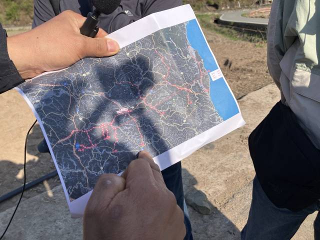 ▲황정석 산불정책기술연구소장이 참가자에게 나눠준 확산저지선(붉은색 선) 도식화 지도.ⓒ프레시안(손가영)