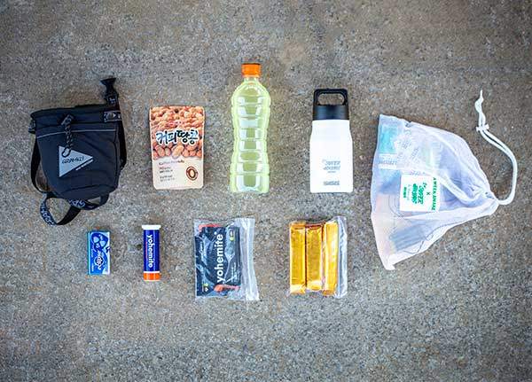 1 커피땅콩. 2 이온음료. 3 물. 4 박하사탕. 5 요헤미티 발포 이온음료. 6 요헤미티 에너지젤. 7 밤양갱.