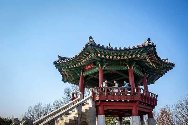 도덕산 정상, 도덕정에서 바라보면 멀리 관악산이 한눈에 펼쳐진다.