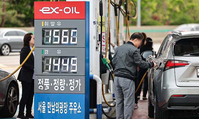 시민들이 지난 27일 서울 서초구 경부고속도로 만남의광장 주유소에서 차에 기름을 넣고 있다. 5월1일부터 유류세 인하율이 변경돼 가격 상승 가능성이 커졌다. 뉴스1