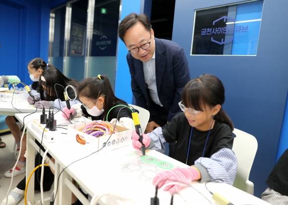 유성훈 금천구청장이 금천사이언스큐브 프로그램에 참여하고 있는 학생을 격려하고 있다. 금천구 제공