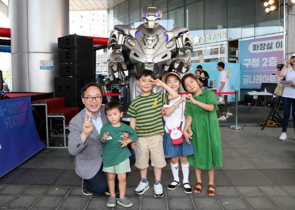 유성훈 금천구청장이 지난해 금천과학축제에서 아이들과 기념촬영을 하고 있다. 금천구 제공