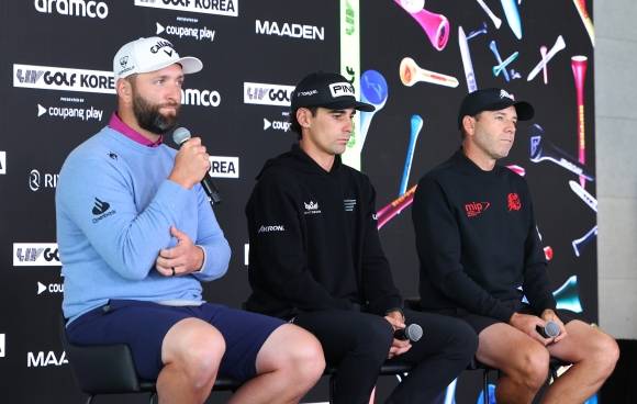 ‘LIV 골프 코리아’ 기자회견 - ‘LIV 골프 코리아’ 기자회견 (인천=연합뉴스) 임순석 기자 = LIV 골프 코리아 경기를 앞두고 30일 인천 송도 잭 니클라우스 골프클럽 코리아에서 열린 기자회견에서 욘 람이 취재진 질문에 답하고 있다. 왼쪽부터 욘 람, 호아킨 니만, 세르히오 가르시아. 2025.4.30 soonseok02@yna.co.kr (끝) <저작권자(c) 연합뉴스, 무단 전재-재배포, AI 학습 및 활용 금지>