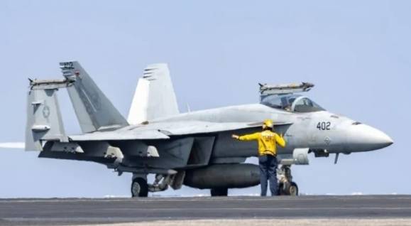 해리 트루먼호 비행갑판에 있는 F/A-18E 슈퍼호넷. 미 해군 제공