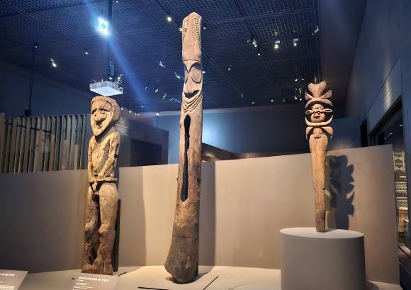 오세아니아 문화와 예술 전반을 조망하는 ‘마나 모아나-신성한 바다의 예술, 오세아니아’ 특별전이 30일 국립중앙박물관에서 개막해 오는 9월 14일까지 열린다.