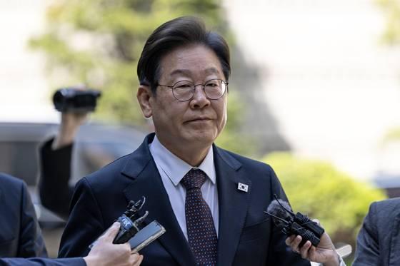이재명 더불어민주당 대선 후보가 29일 오전 서울 서초구 서울중앙지방법원에서 열린 '대장동 배임 및 성남FC 뇌물' 1심 속행 공판에 출석하고 있다. 뉴스1