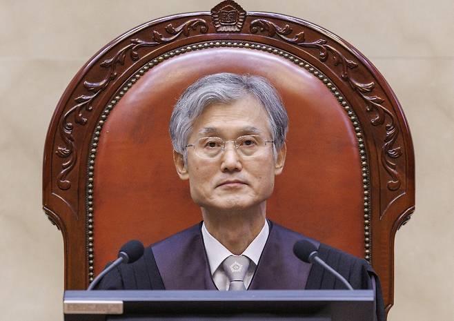 조희대 대법원장이 3월20일 서울 서초구 대법원에서 열린 성폭력범죄의 처벌에 관한 특례법 위법(강간 등 치상) 등에 대한 전원합의체 선고를 하기 위해 입장해 대기하고 있다.ⓒ연합뉴스