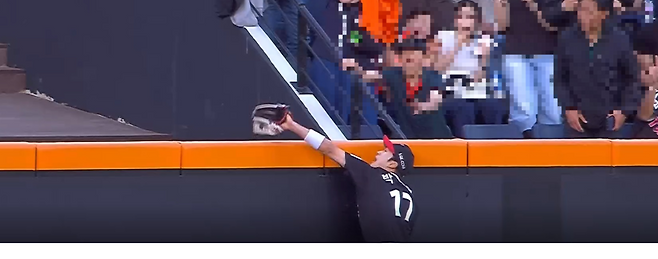 LG 박해민이 30일 대전 한화생명 볼파크에서 열린 한화와 홈경기 2회 채은성의 홈런 타구를 건져 올리고 있다. 티빙 중계화면 캡처