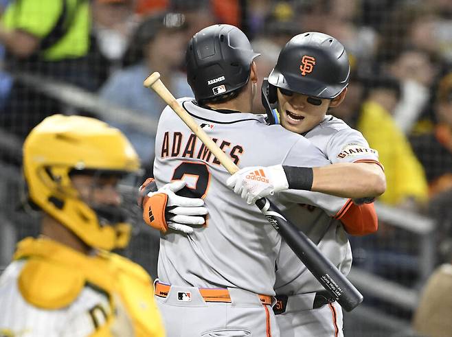 ▲ 이정후는 미국 캘리포니아주 샌디에이고 펫코 파크에서 열린 2025 메이저리그 샌디에이고 파드리스와 경기에 3번 타자 중견수로 선발 출전해 4타수 1안타 1타점 1득점을 기록했다. 홈런을 치고 들어온 윌리 아다메스를 포옹으로 맞이한 이정후. ⓒ연합뉴스