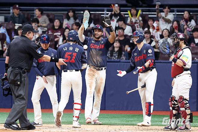 ▲ 빅터 레이예스가 두 팔 벌려 투런 홈런을 친 나승엽을 반기고 있다 ⓒ 롯데 자이언츠