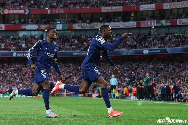 우스만 뎀벨레(오른쪽)가 30일 오전 4시(한국시간) 영국 런던의 에미레이츠 스타디움에서 열린 2024~2025시즌 유럽축구연맹(UEFA) 챔피언스리그(UCL) 4강 1차전 아스널과 경기에서 선제골을 넣고 세리머니하고 있다. /AFPBBNews=뉴스1