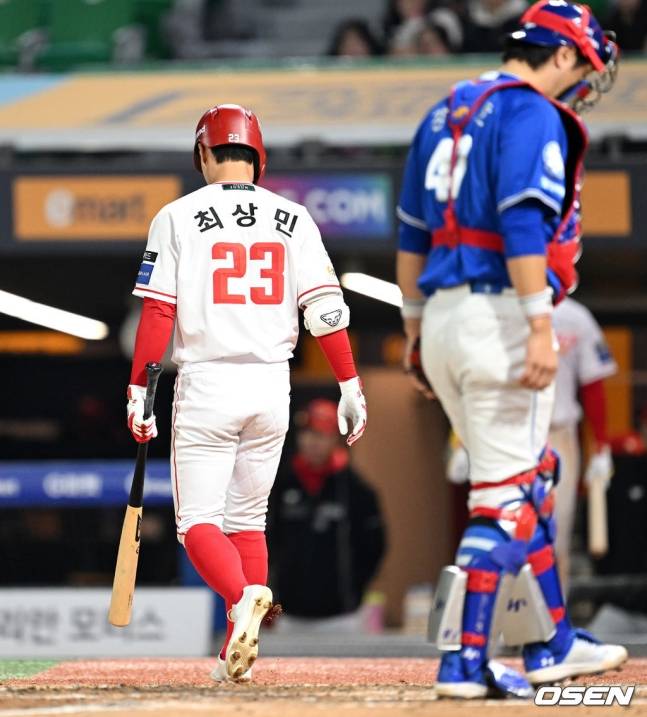 타석에서 삼진으로 물러나고 있는 최상민(왼쪽).