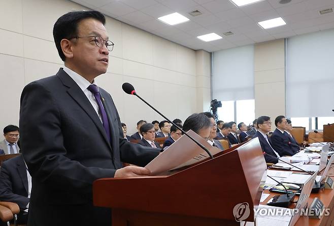 현안 보고하는 최상목 부총리 (서울=연합뉴스) 류영석 기자 = 최상목 경제부총리 겸 기획재정부 장관이 30일 서울 국회에서 열린 기획재정위원회 전체회의에서 현안보고를 하고 있다. 2025.4.30 ondol@yna.co.kr