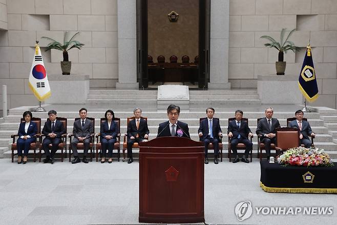 대법원 103일 만에 완전체 구성 (서울=연합뉴스) 임화영 기자 = 마용주 신임 대법관이 9일 서울 서초구 대법원에서 열린 자신의 취임식에서 취임사를 하고 있다.
마 대법관이 취임하면서 대법원도 김상환 전 대법관의 퇴임 이후 103일 만인 오는 9일 완전체 구성을 마친다.
왼쪽부터 이숙연·노경필·서경환·오경미 대법관, 조희대 대법원장, 마용주·이흥구·오석준·엄상필·박영재 대법관. 2025.4.9 hwayoung7@yna.co.kr