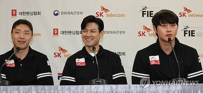 답변하는 오상욱 (서울=연합뉴스) 서명곤 기자 = 30일 서울 송파구 올림픽파크텔에서 열린 '2025 서울 SK텔레콤 국제그랑프리' 미디어데이에서 오상욱이 취재진의 질문에 답하고 있다. 왼쪽부터 박상원, 구본길, 오상욱, 2025.4.30 seephoto@yna.co.kr