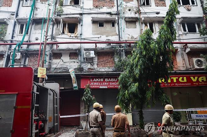 인도 콜카타 호텔 화재 (콜카타 로이터=연합뉴스) 인도 콜카타의 한 호텔에서 불이 나 15명이 사망하는 일이 벌어져 30일 소방 당국이 사고 현장을 점검하고 있다. 2025.4.30 photo@yna.co.kr