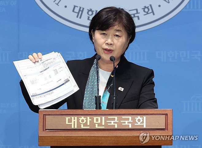 발언하는 서영교 단장 (서울=연합뉴스) 박동주 기자 = 14일 서울 여의도 국회 소통관에서 열린 더불어민주당 명태균 게이트 진상조사단 기자회견에서 서영교 단장이 발언하고 있다. 2025.4.14 pdj6635@yna.co.kr