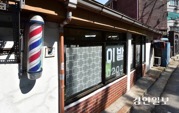 30일 오전 인천시 미추홀구 숭의동에서 50여년 넘게 운영한 신광이발관. 2025.4.30 /조재현기자 jhc@kyeongin.com