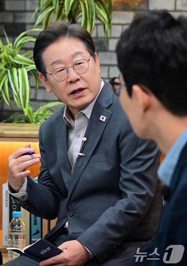 이재명 더불어민주당 대통령 후보가 30일 저녁 서울 구로구 한 스튜디오에서 열린 슬기로운 퇴근생활 직장인 간담회에 참석해 직장인들의 고충을 듣고 답변하고 있다. 2025.4.30/뉴스1 ⓒ News1 국회사진취재단