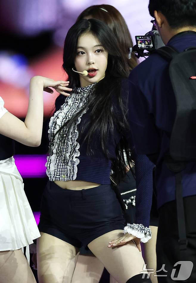 하츠투하츠 이안이 30일 서울 마포구 상암 월드컵경기장에서 열린 ‘서울스프링페스타 WONDER SHOW’에 출연해 화려한 무대를 선보이고 있다. ⓒ News1 권현진 기자