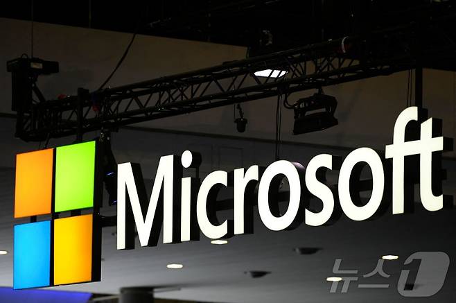 2023년 3월 스페인 바르셀로나에서 열린 세계 최대 이동통신 전시회 '모바일 월드 콩그레스(MWC) 행사장에 미국 정보기술(IT) 기업 마이크로소프트(MS)의 로고가 설치된 모습. 2023.03.02. ⓒ AFP=뉴스1 ⓒ News1 김성식 기자