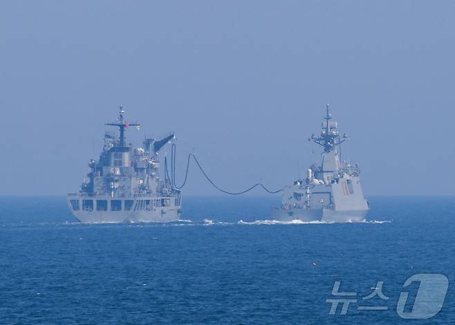 해군은 지난달 28일부터 5월 1일까지 서해와 남해에서 압도적인 군사대비태세 확립과 필승의 전투의지 고양을 위해 함대종합전투훈련을 실시했다고 밝혔다. 해군2함대 서울함(FFG-II, 3100톤, 오른쪽)과 화천함(AOE-Ⅰ, 4200톤, 왼쪽)이 29일 서해상에서 해상기동군수 훈련을 하고 있다. (해군 제공. 재판매 및 DB 금지) 2025.5.1/뉴스1