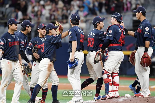 롯데 선수들이 1일 고척스카이돔에서 열린 2025 KBO리그 키움과 원정경기 에서 5-0으로 승리를 거둔 뒤 하이파이브를 나누고 있다. 고척 | 박진업 기자 upandup@sportsseoul.com