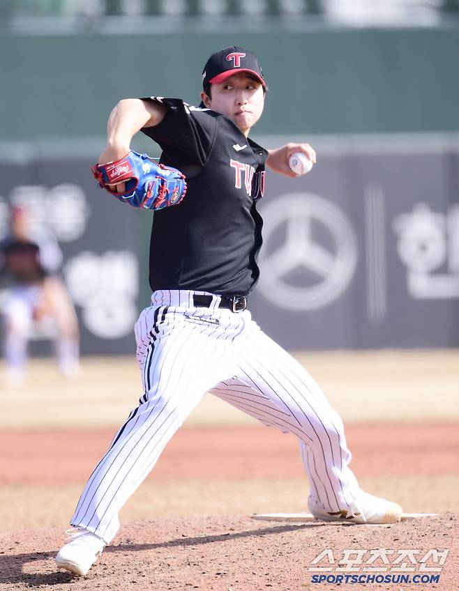11일 부산 사직구장에서 열린 KBO리그 시범경기 롯데와 LG의 경기. 투구하고 있는 LG 최채흥. 부산=송정헌 기자songs@sportschosun.com/2025.03.11/