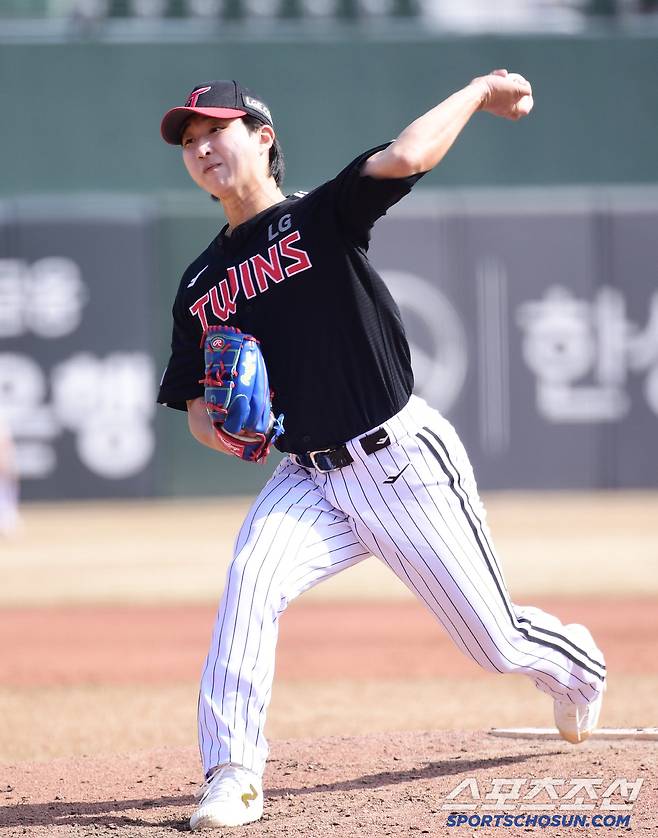 11일 부산 사직구장에서 열린 KBO리그 시범경기 롯데와 LG의 경기. 투구하고 있는 LG 최채흥. 부산=송정헌 기자songs@sportschosun.com/2025.03.11/