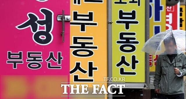 임장비 도입을 두고 소비자들은 부정적인 반응을 보이고 있다. 공인중개사들 역시 의견이 갈리는 상황이다. /뉴시스