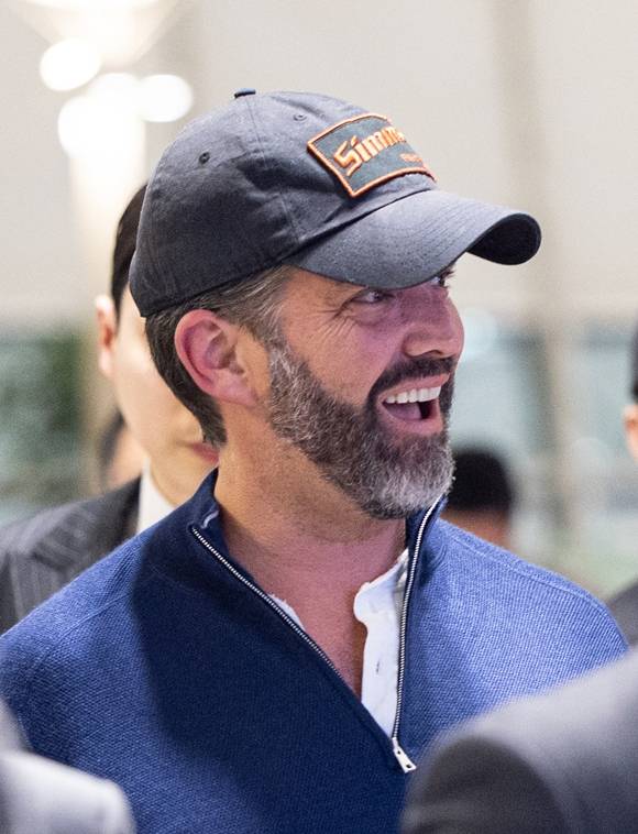 도널드 트럼프 미국 대통령의 장남 트럼프 주니어가 30일 오후 인천국제공항 제1터미널을 통해 출국하고 있다. 트럼프 주니어는 정용진 신세계그룹 회장의 초청으로 지난 29일(어제) 방한해 1박 2일 일정으로 국내 주요 대기업 총수와 릴레이 면담을 가졌다. /뉴시스