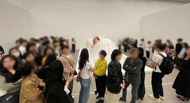 27일 서울 종로구 국립현대미술관 서울관에서 열린 '론 뮤익' 전시에 작가의 대표작인 '침대에서'가 전시돼 있다. 이 전시는 7월 13일까지 열린다. 서지영 기자