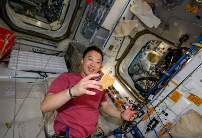 한국계 미국인 우주비행사 조니 김이 우주에서 만든 고추장 버거를 먹고 있다. 조니 김 인스타그램