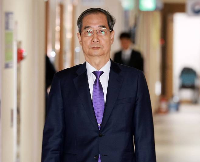 한덕수 대통령 권한대행 국무총리가 1일 오후 서울 종로구 정부서울청사에서 총리직 사의를 밝히는 대국민 담화를 위해 브리핑실로 이동하고 있다. /뉴시스