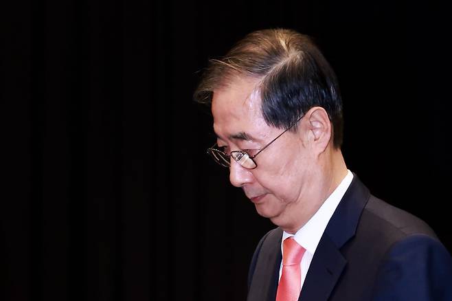 한덕수 대통령 권한대행 국무총리가 지난달 30일 서울 여의도 중소기업중앙회에서 열린 '중소기업 규제혁신 현장 소통 간담회'에서 단상으로 향하고 있다. /연합뉴스