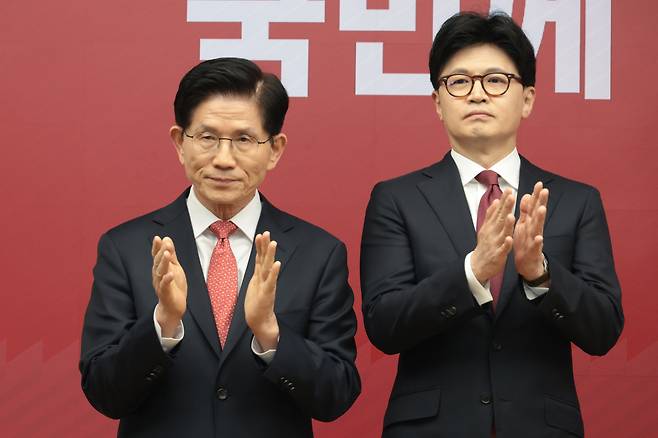 김문수(왼쪽), 한동훈 국민의힘 대선 경선 후보. /뉴스1